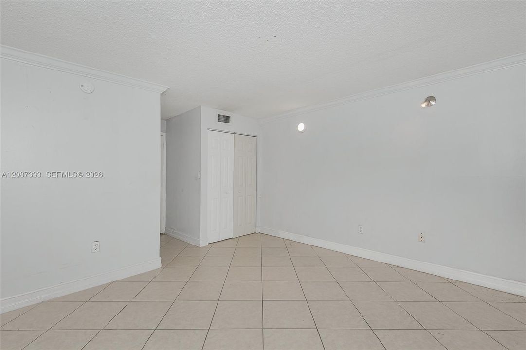 Active With Contract: $205,000 (1 beds, 1 baths, 790 Square Feet)