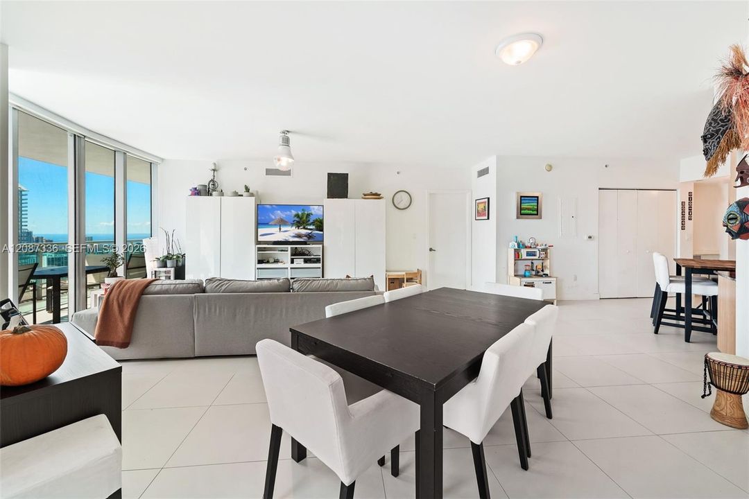 En Renta: $4,950 (3 camas, 2 baños, 1385 Pies cuadrados)