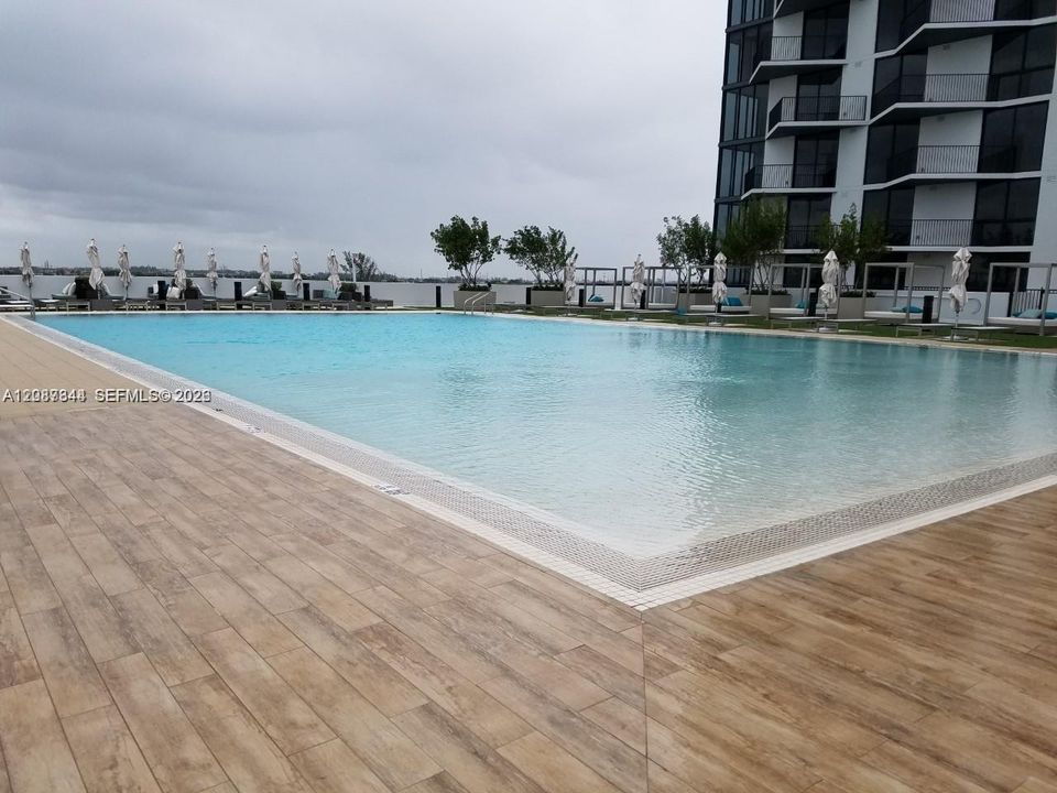 For Rent: $2,750 (1 beds, 1 baths, 761 Square Feet)