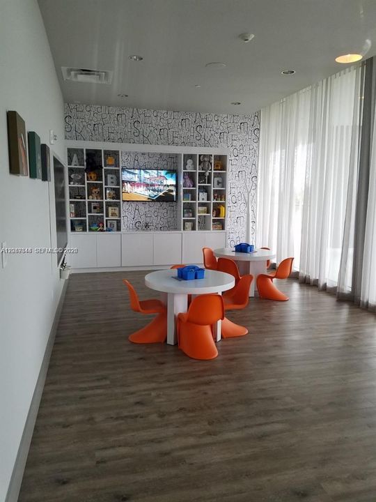 For Rent: $2,750 (1 beds, 1 baths, 761 Square Feet)