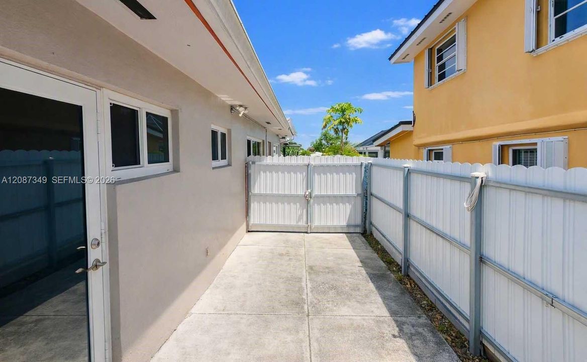 For Sale: $780,000 (7 beds, 2 baths, 2594 Square Feet)