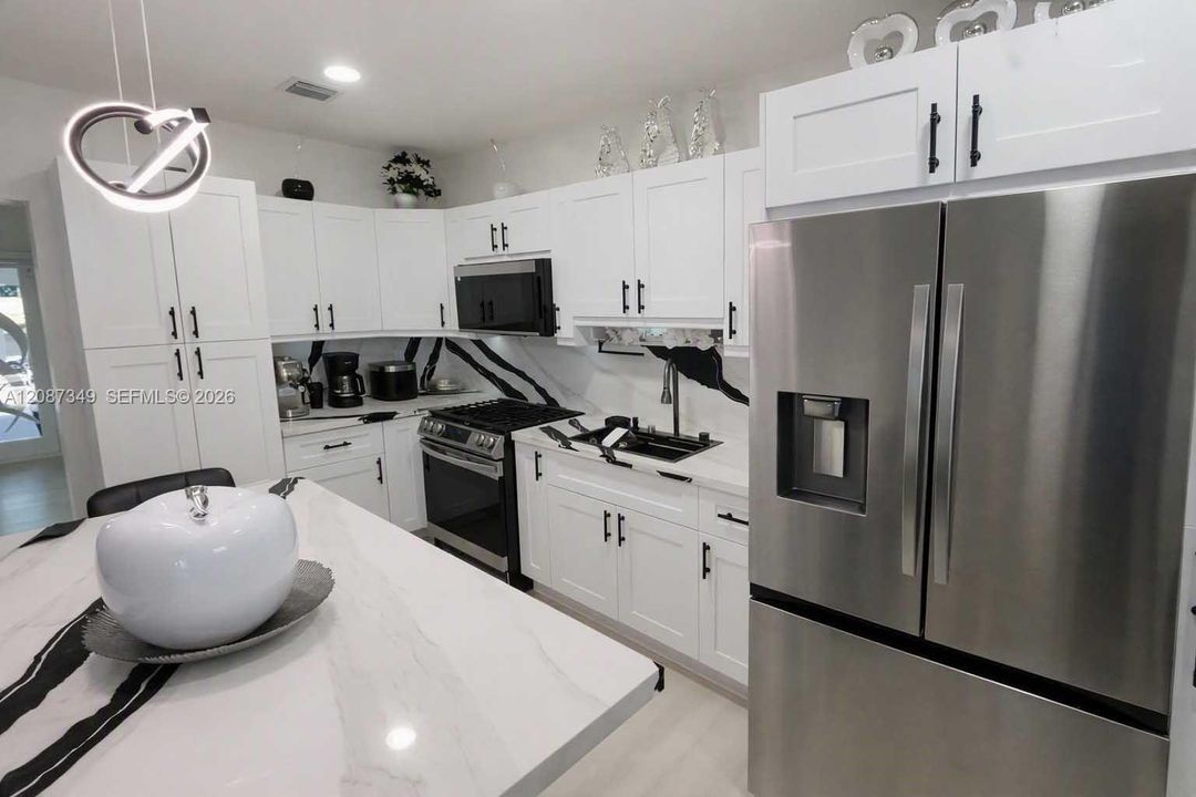 For Sale: $780,000 (7 beds, 2 baths, 2594 Square Feet)