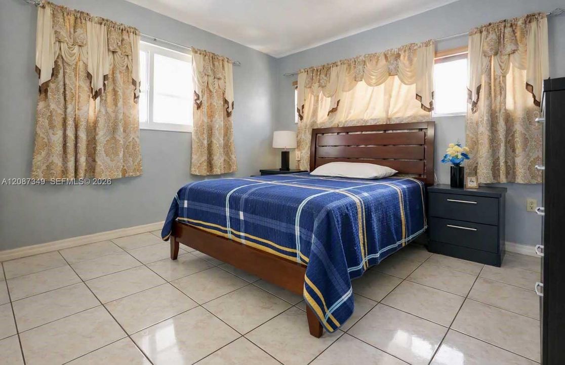 For Sale: $780,000 (7 beds, 2 baths, 2594 Square Feet)