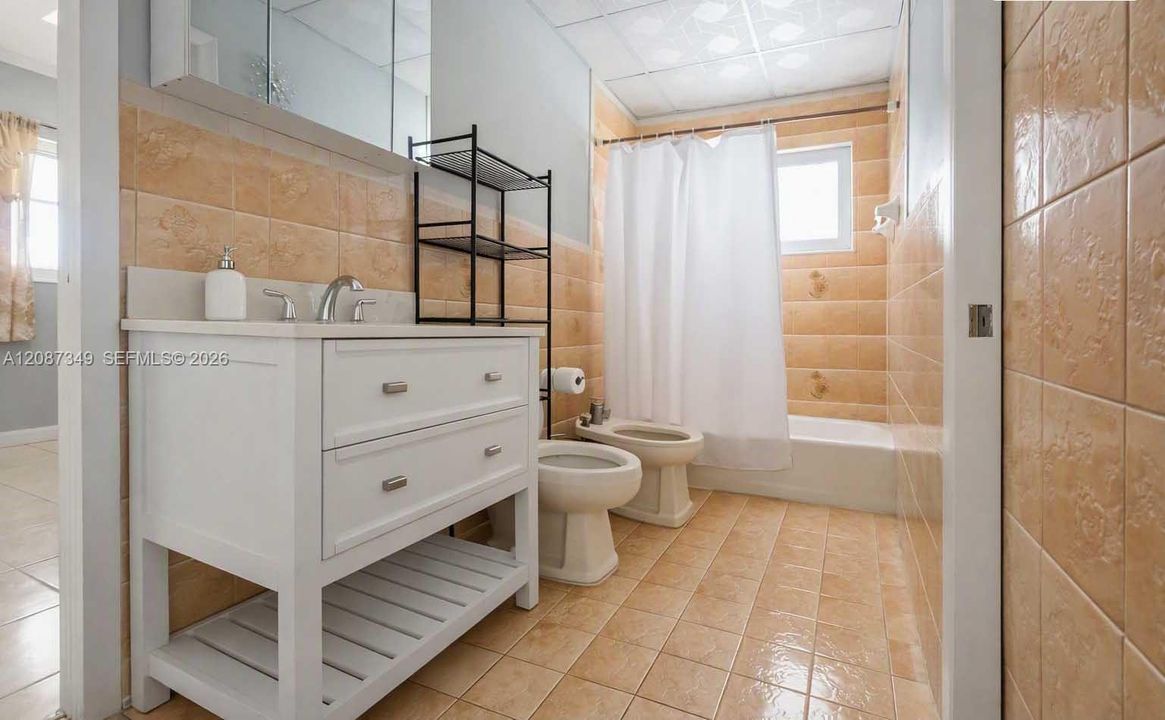 For Sale: $780,000 (7 beds, 2 baths, 2594 Square Feet)