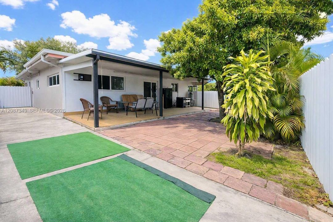 For Sale: $780,000 (7 beds, 2 baths, 2594 Square Feet)