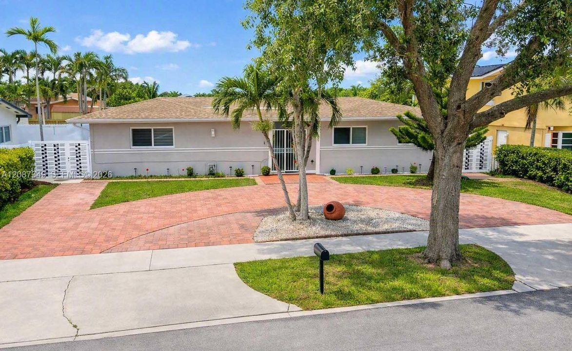 For Sale: $780,000 (7 beds, 2 baths, 2594 Square Feet)