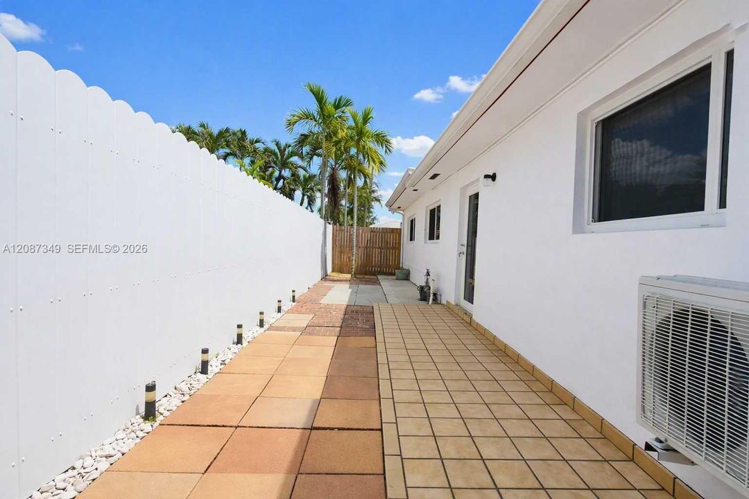 For Sale: $780,000 (7 beds, 2 baths, 2594 Square Feet)
