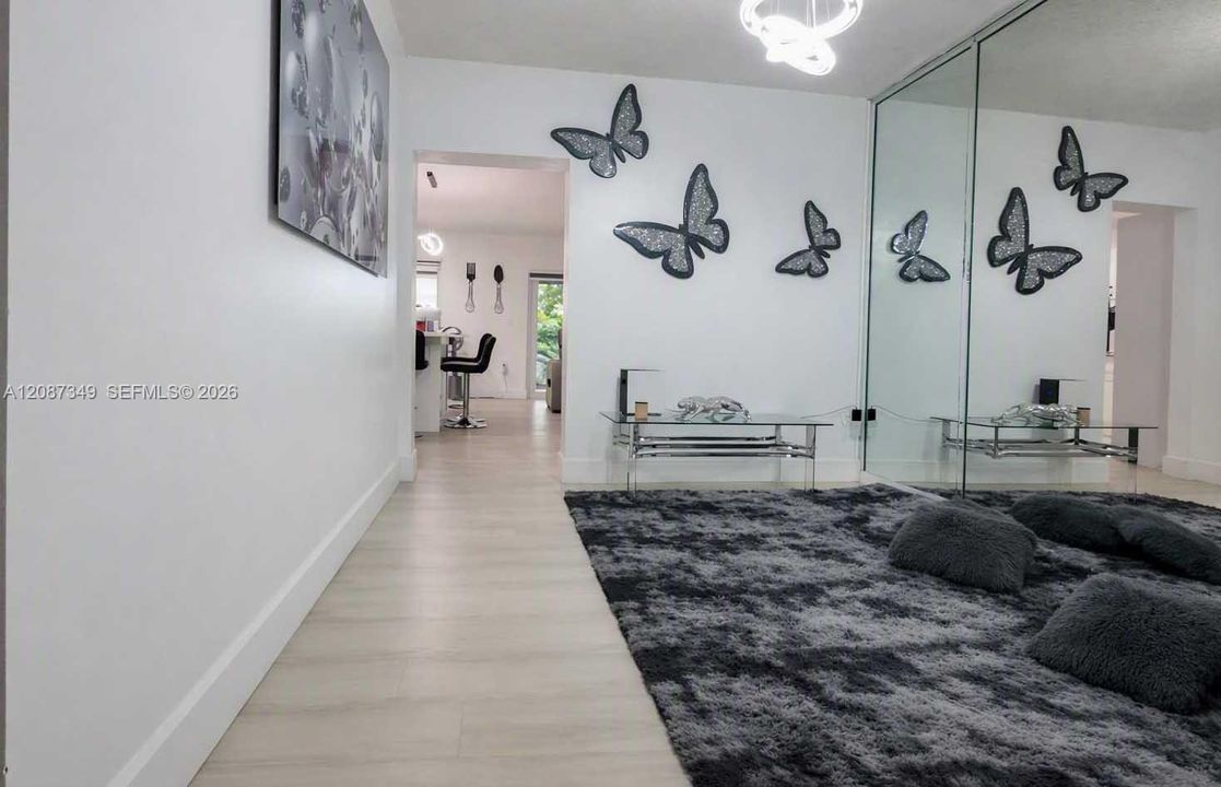 For Sale: $780,000 (7 beds, 2 baths, 2594 Square Feet)