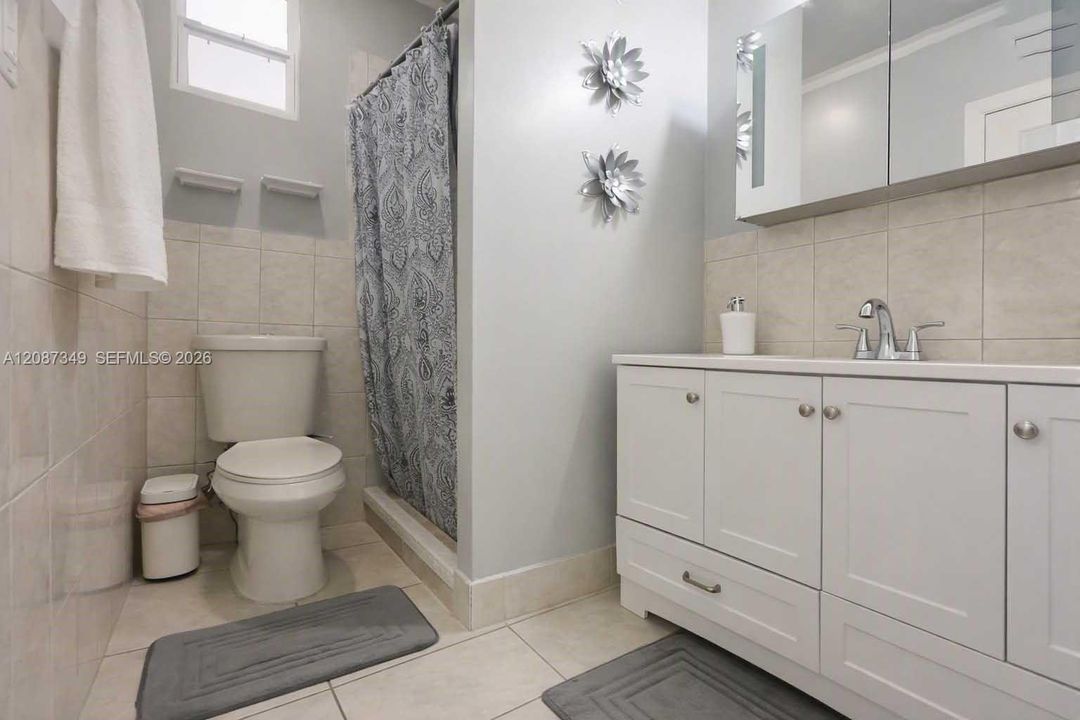 For Sale: $780,000 (7 beds, 2 baths, 2594 Square Feet)