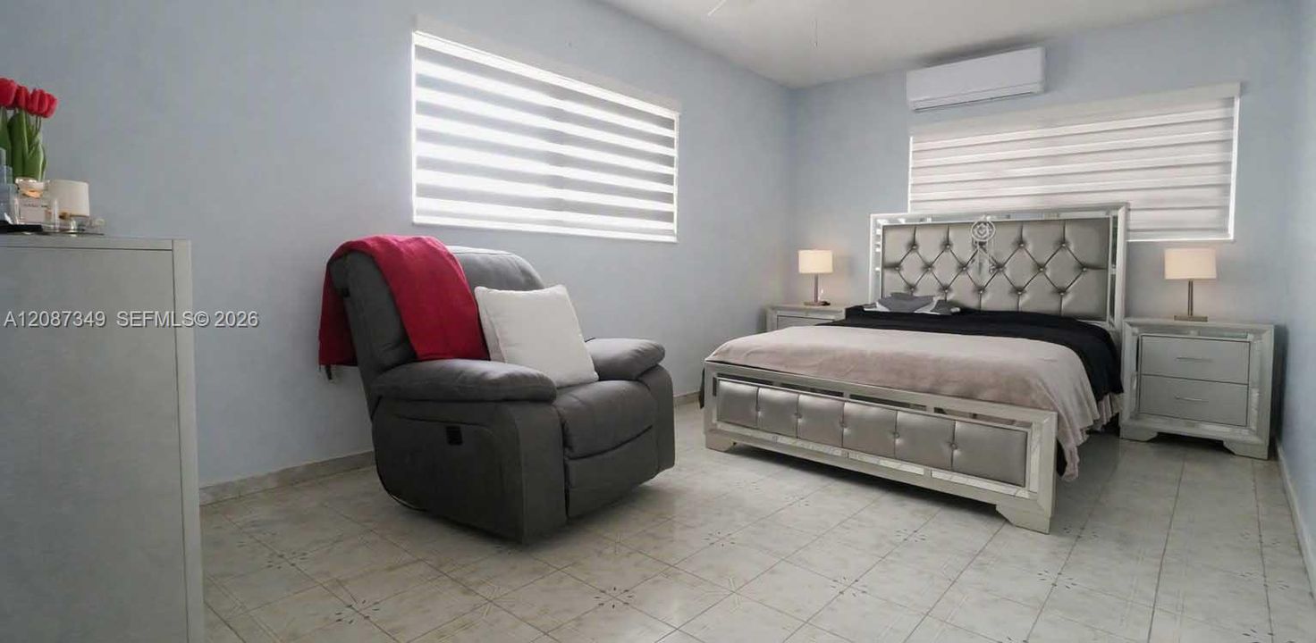For Sale: $780,000 (7 beds, 2 baths, 2594 Square Feet)