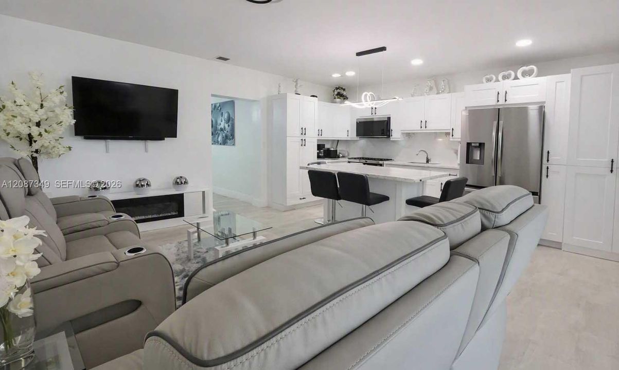 For Sale: $780,000 (7 beds, 2 baths, 2594 Square Feet)