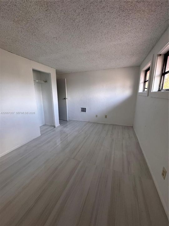 En Renta: $2,590 (3 camas, 2 baños, 1040 Pies cuadrados)