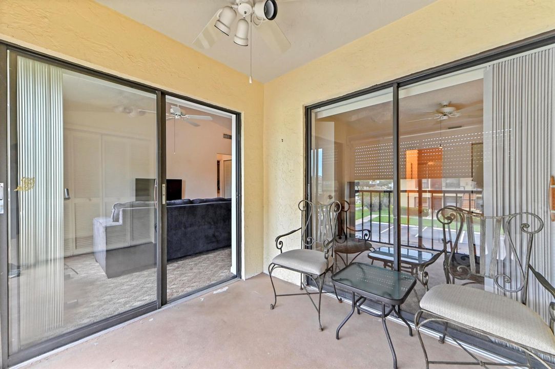 19 Balcony 02