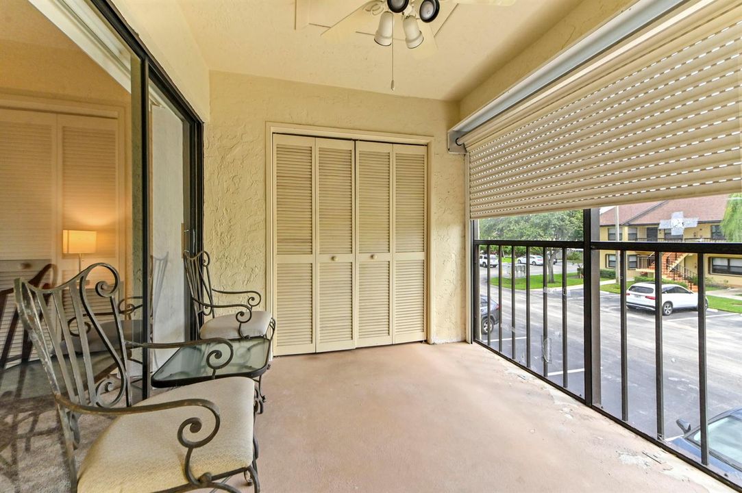 18 Balcony 01