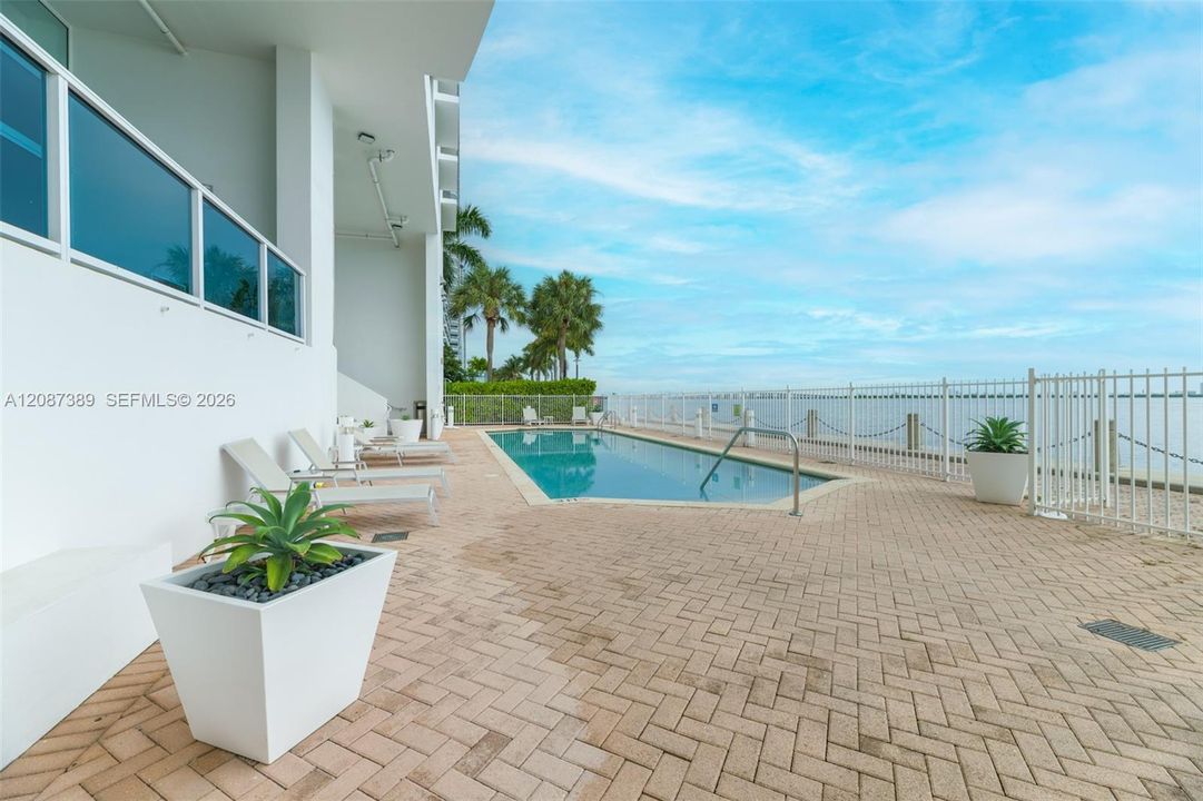 For Sale: $538,000 (1 beds, 1 baths, 850 Square Feet)