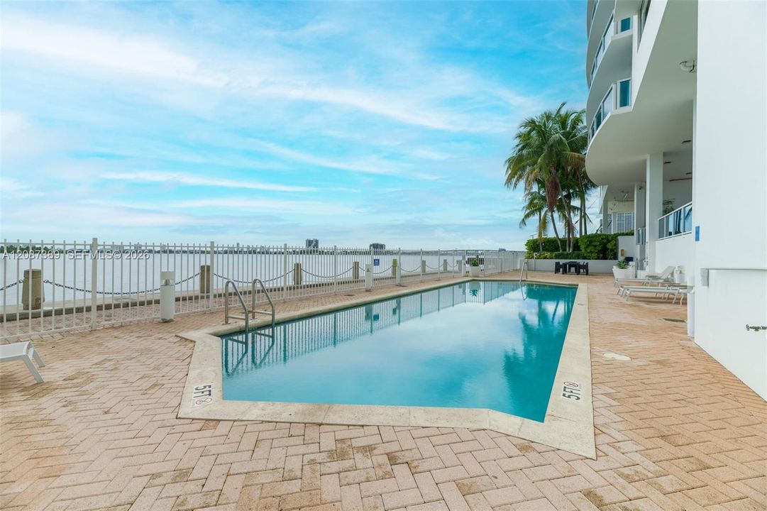 For Sale: $538,000 (1 beds, 1 baths, 850 Square Feet)