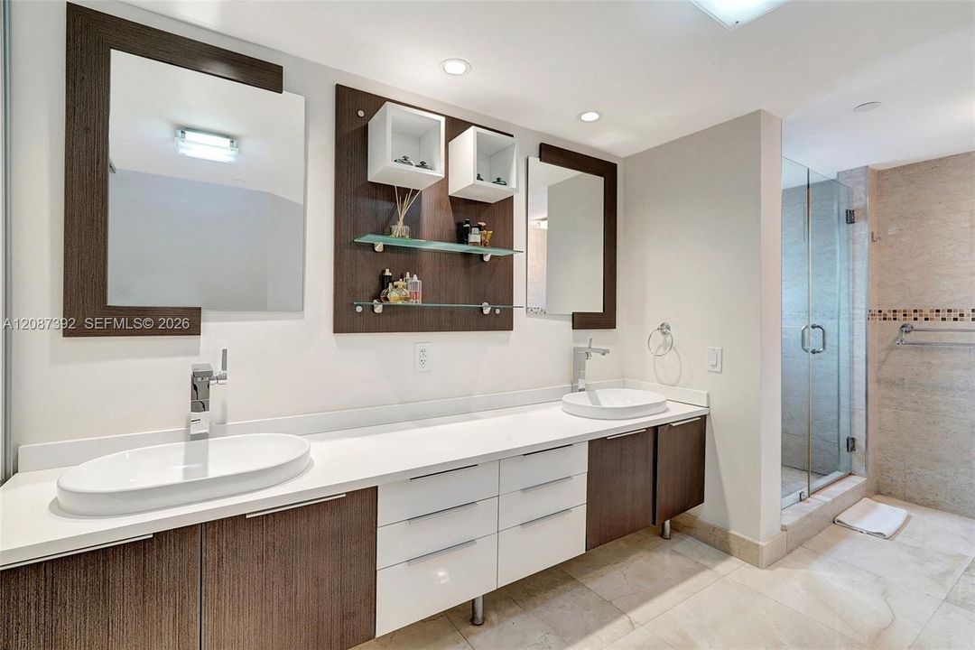 En Venta: $815,000 (2 camas, 2 baños, 1840 Pies cuadrados)