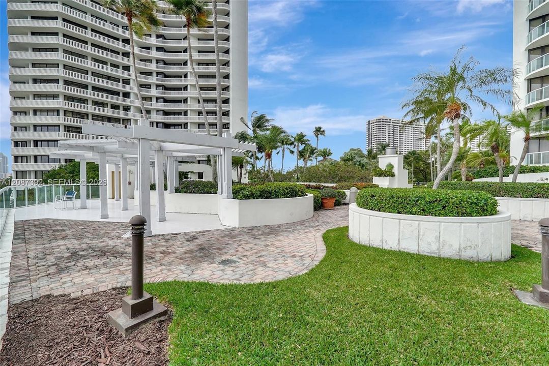 En Venta: $815,000 (2 camas, 2 baños, 1840 Pies cuadrados)