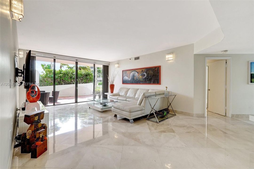 En Venta: $815,000 (2 camas, 2 baños, 1840 Pies cuadrados)