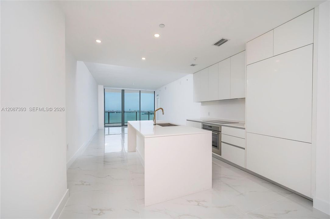 Top of the line appliances, great quartz top island great to entertain