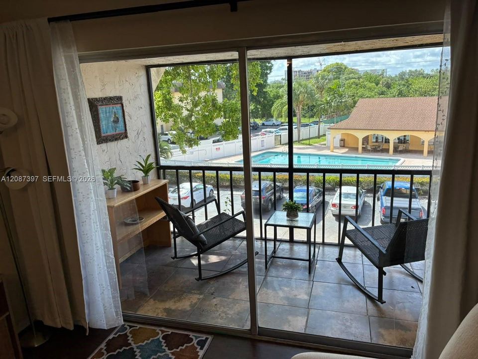 For Sale: $240,000 (2 beds, 2 baths, 936 Square Feet)