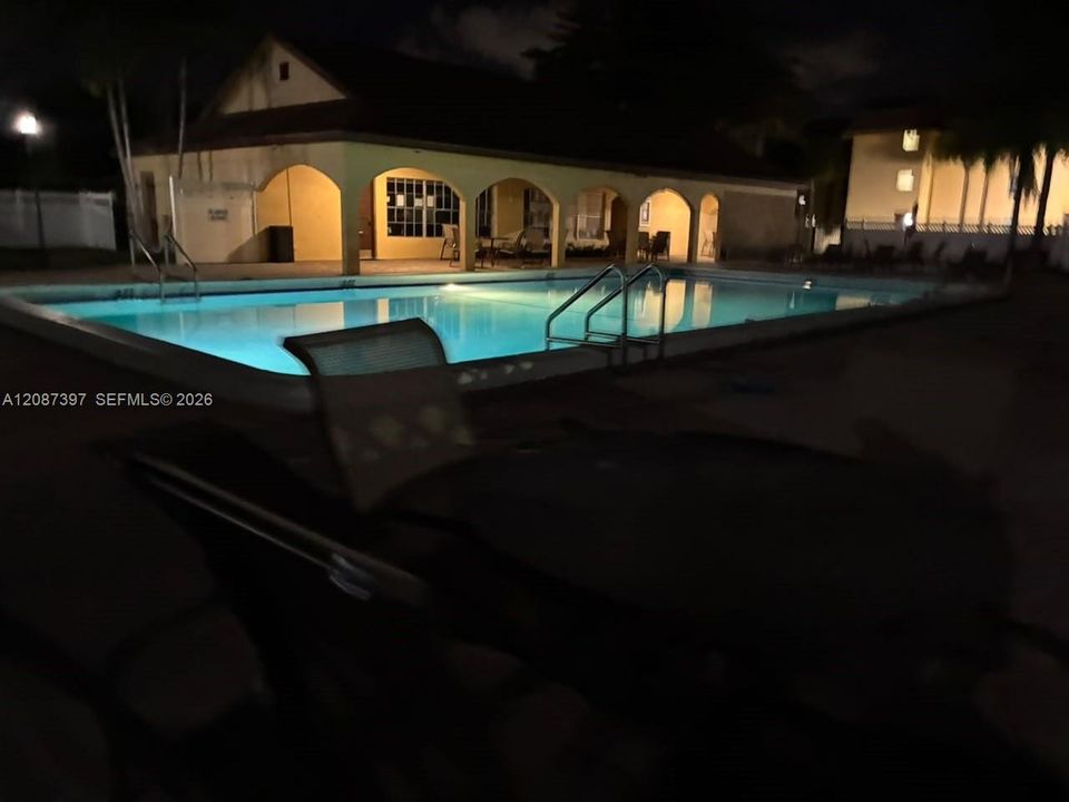 For Sale: $240,000 (2 beds, 2 baths, 936 Square Feet)