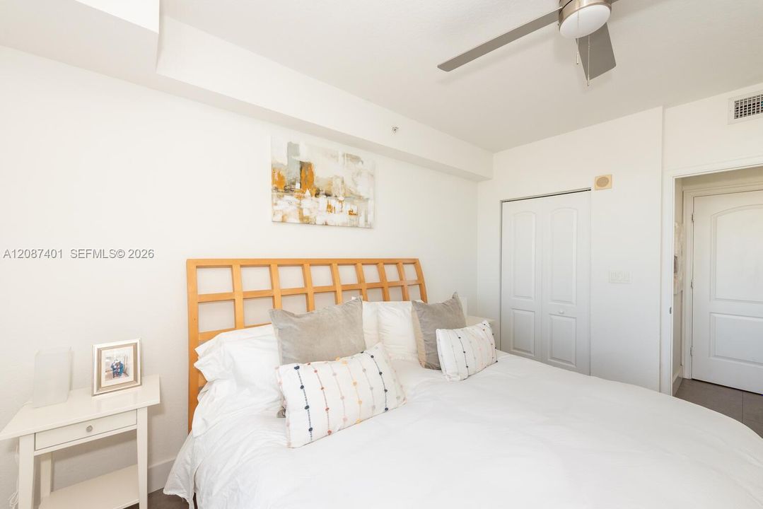 En Venta: $330,000 (2 camas, 2 baños, 1036 Pies cuadrados)