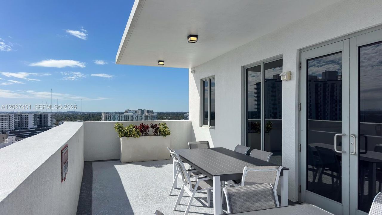 En Venta: $330,000 (2 camas, 2 baños, 1036 Pies cuadrados)