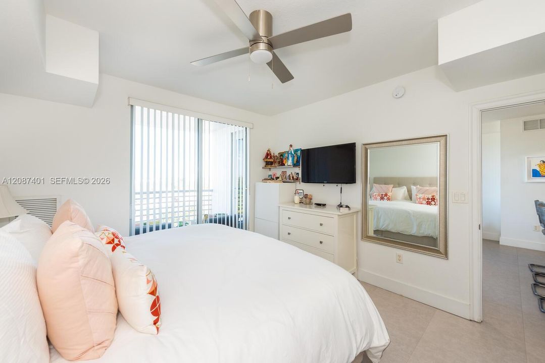 En Venta: $330,000 (2 camas, 2 baños, 1036 Pies cuadrados)