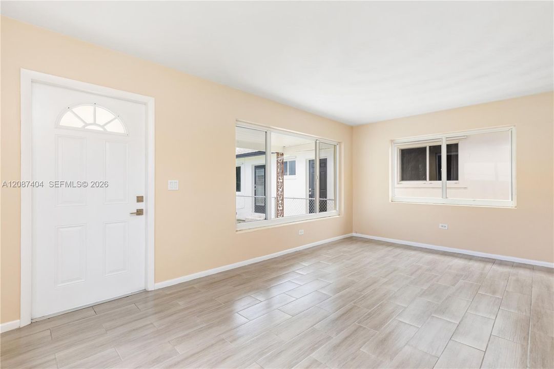 На продажу: $335,000 (2 спален, 1 ванн, 790 Квадратных фут)