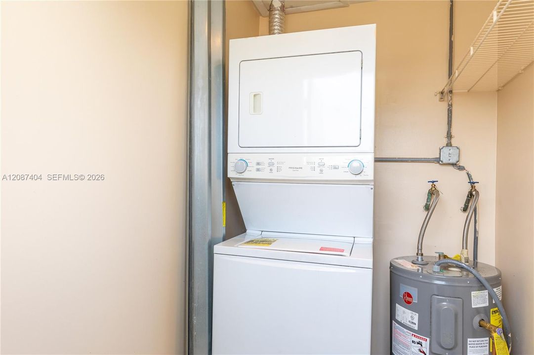 For Sale: $335,000 (2 beds, 1 baths, 790 Square Feet)