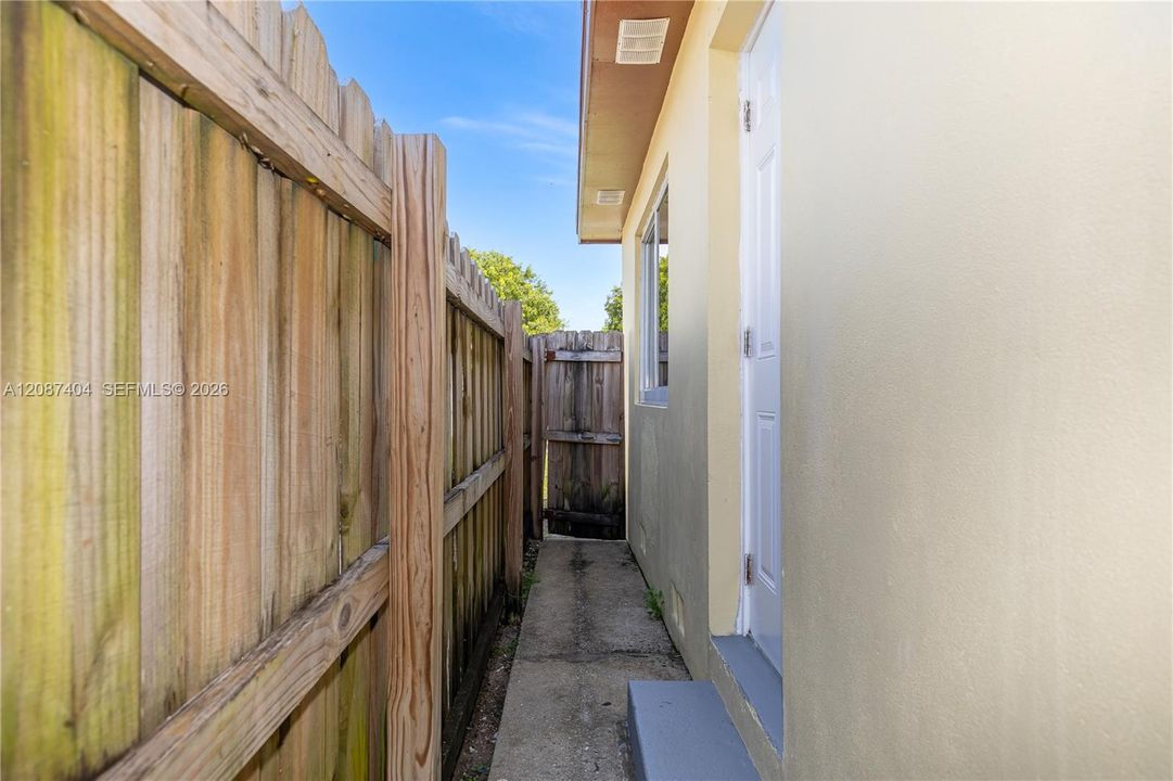 For Sale: $335,000 (2 beds, 1 baths, 790 Square Feet)