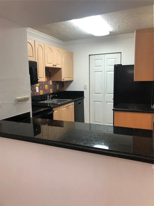 На продажу: $299,999 (2 спален, 2 ванн, 1050 Квадратных фут)