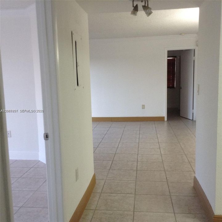 На продажу: $299,999 (2 спален, 2 ванн, 1050 Квадратных фут)