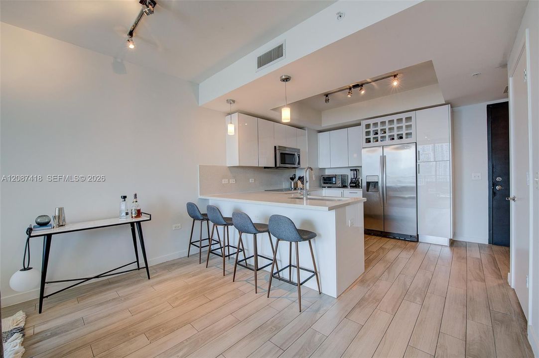 For Rent: $3,250 (1 beds, 1 baths, 694 Square Feet)