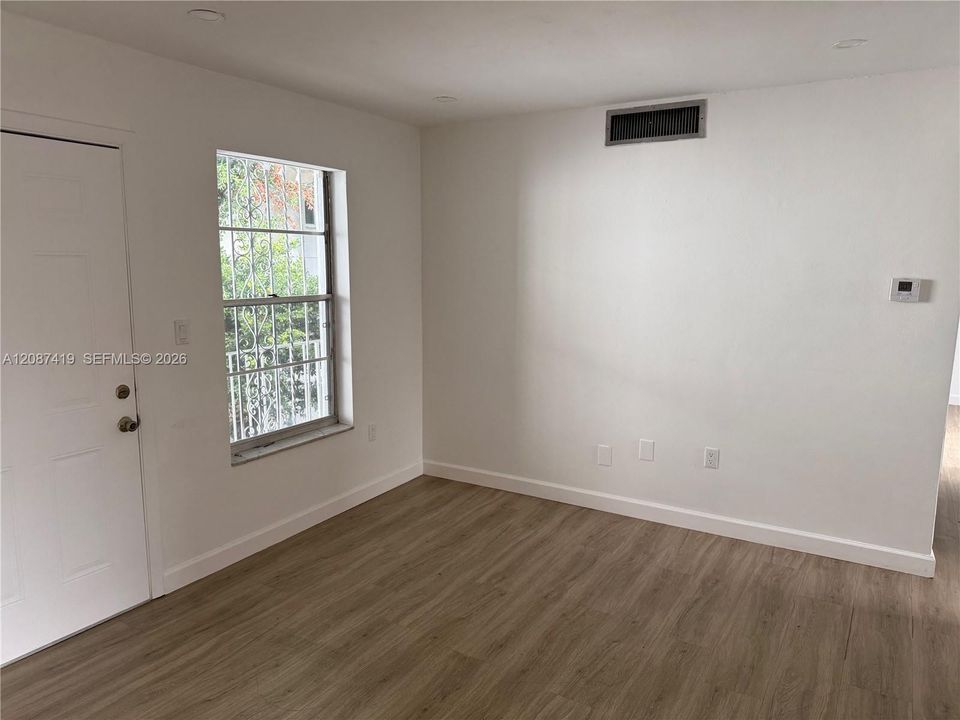 For Rent: $2,200 (2 beds, 1 baths, 750 Square Feet)
