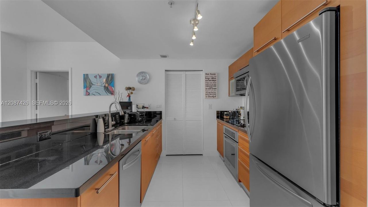 В аренду: $3,700 (2 спален, 2 ванн, 929 Квадратных фут)
