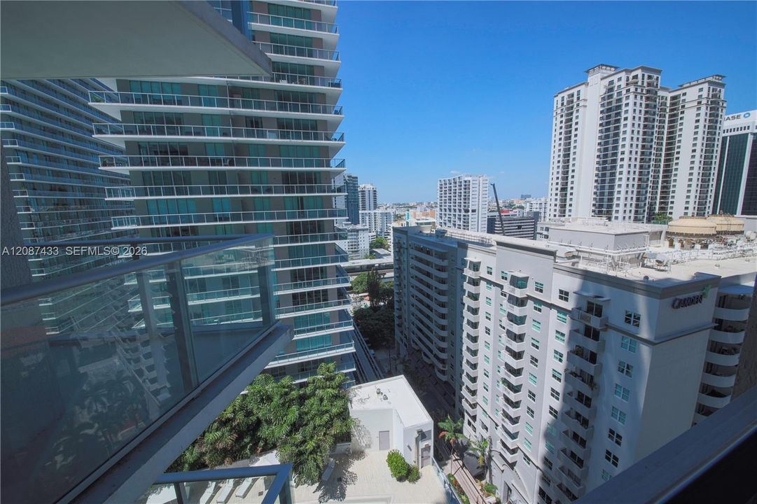 For Rent: $4,000 (2 beds, 2 baths, 910 Square Feet)