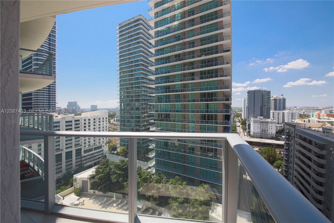 For Rent: $4,000 (2 beds, 2 baths, 910 Square Feet)