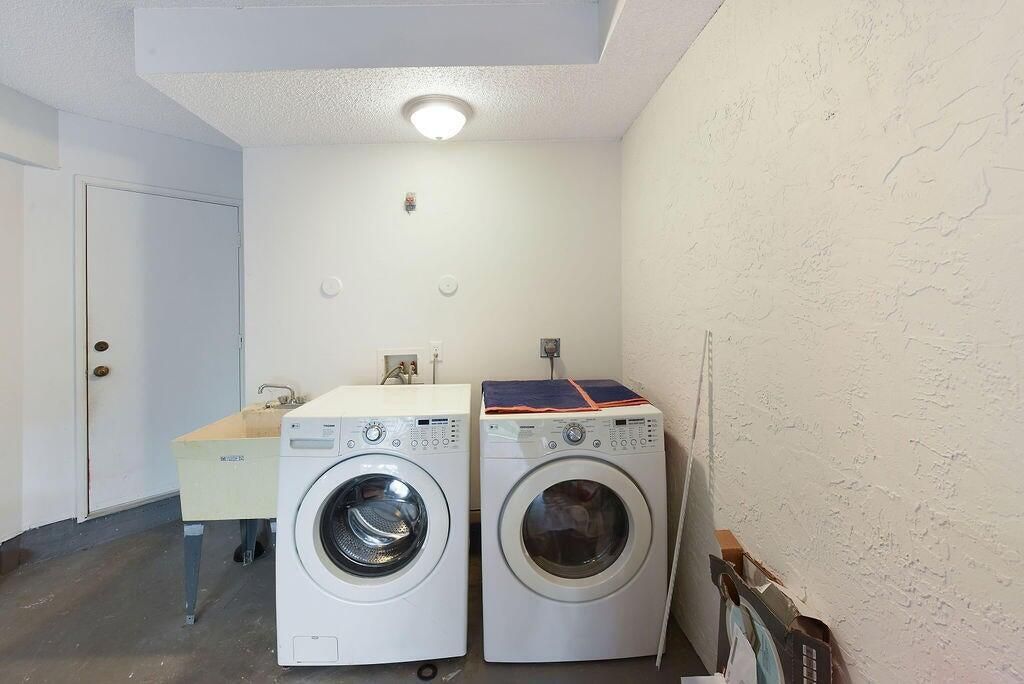 Garage with Washer/Dryer