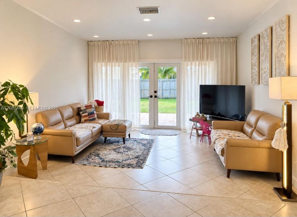 For Sale: $749,000 (5 beds, 3 baths, 2489 Square Feet)