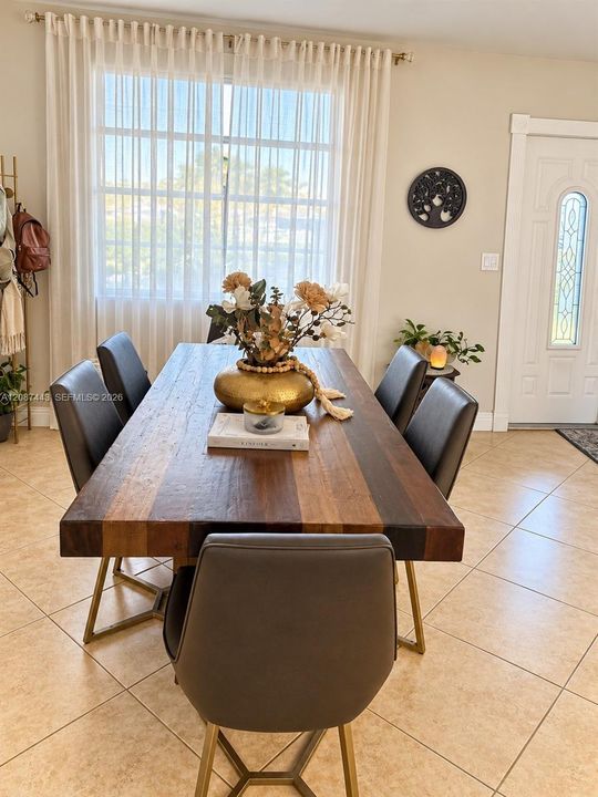 For Sale: $749,000 (5 beds, 3 baths, 2489 Square Feet)