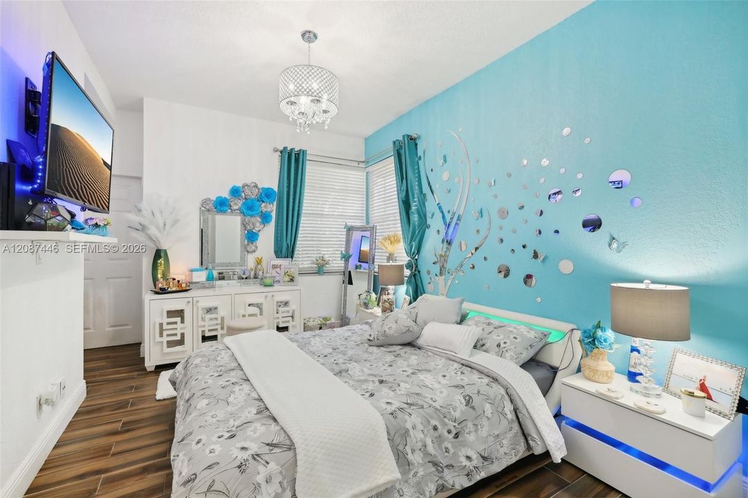 Под контрактом: $829,900 (4 спален, 3 ванн, 2409 Квадратных фут)