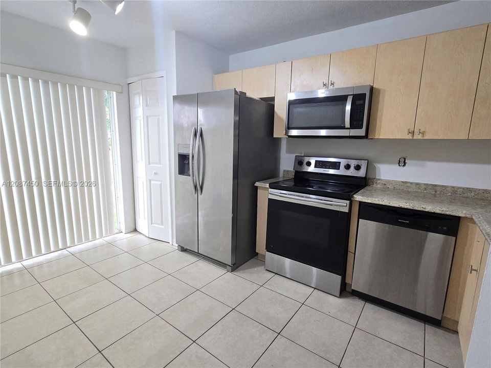 Active With Contract: $1,800 (2 beds, 2 baths, 822 Square Feet)