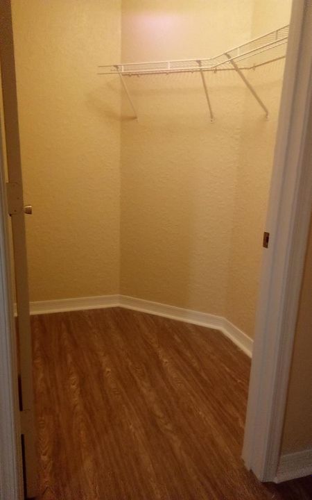 13 master bed closet