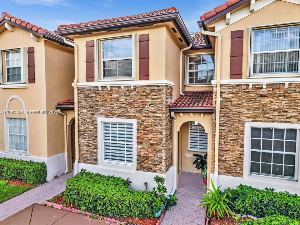 For Rent: $2,000 (3 beds, 2 baths, 1169 Square Feet)