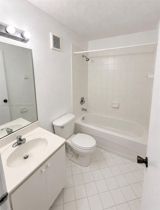 На продажу: $249,900 (3 спален, 2 ванн, 1024 Квадратных фут)