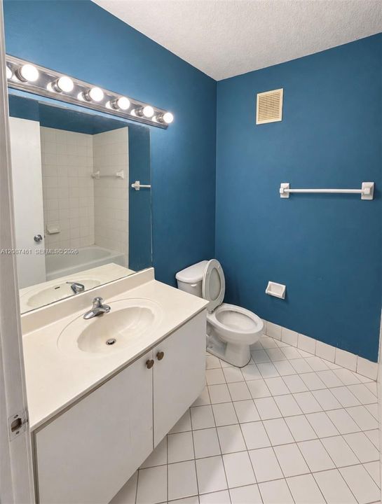 На продажу: $249,900 (3 спален, 2 ванн, 1024 Квадратных фут)