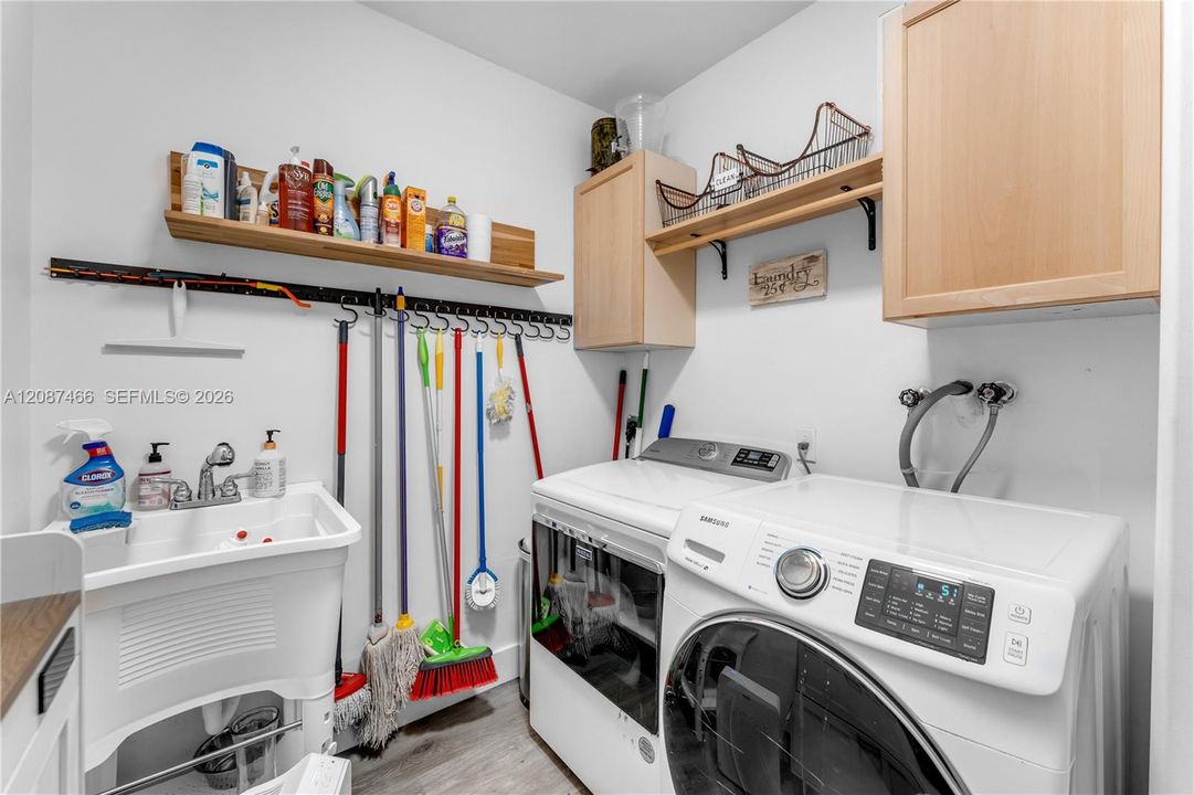 En Venta: $814,990 (5 camas, 3 baños, 2625 Pies cuadrados)