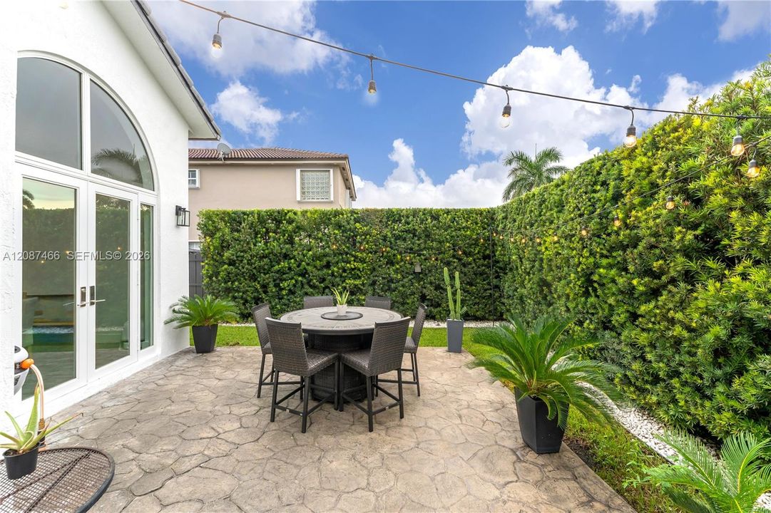 En Venta: $814,990 (5 camas, 3 baños, 2625 Pies cuadrados)